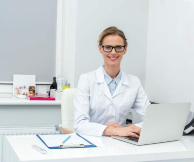 corneotherapist on computer
